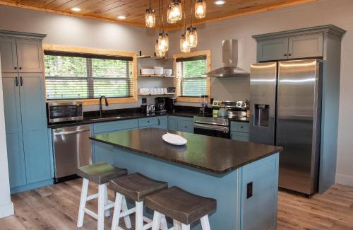 Wears Valley Casa | Augys View- Mountain Views-large parking-Large Cabin