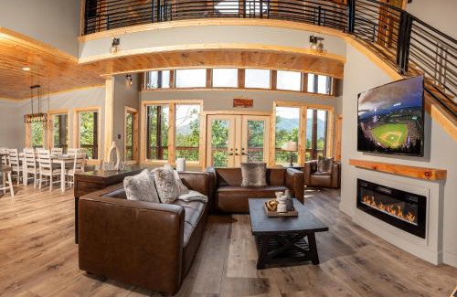 Wears Valley Casa | Augys View- Mountain Views-large parking-Large Cabin