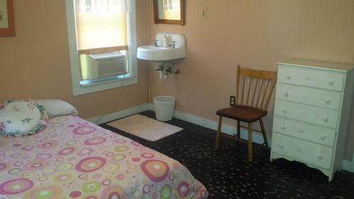 Put-in-Bay Casa | Aunt Jane's Yellow House