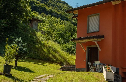 Monasterolo del Castello Apartamento | Aunt Maria's - Torrezzo Apartment. Your terrace on Lake Endine
