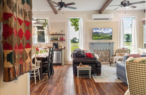 Hopkins County Cabaña | Auntie Anna’s Country Retreat Serving Up Cinnamon Rolls!