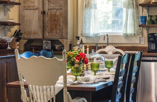 Hopkins County Cabaña | Auntie Anna’s Country Retreat Serving Up Cinnamon Rolls!