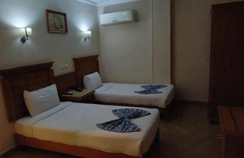 Shurtah al-Dakhlah Hotel | Aura Inn Tiba Pyramids Hotel