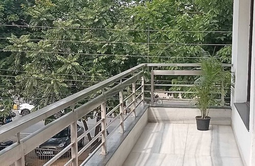 Gurugram Apartamento | AuraBnB Homes:-Discover Comfort of Our 2BHK with Balcony Sec-46