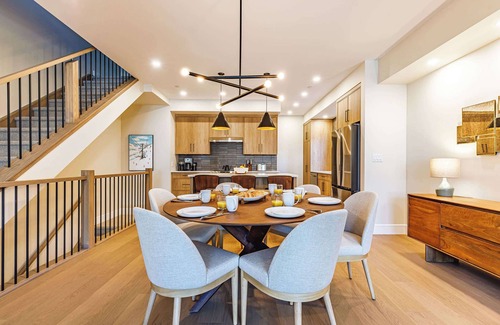 Teepee Town Casa | Aurora Lights - Luxe Townhouse Private Hot Tub