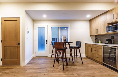 Teepee Town Casa | Aurora Lights - Luxe Townhouse Private Hot Tub