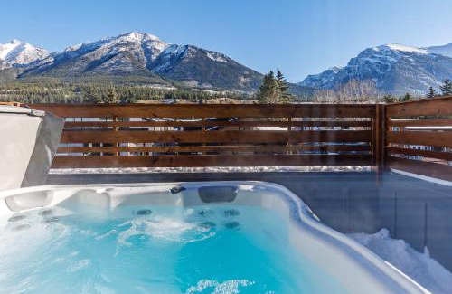 Teepee Town Casa | Aurora Lights - Luxe Townhouse Private Hot Tub