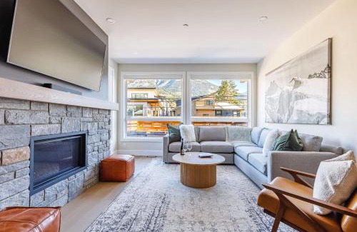 Teepee Town Casa | Aurora Lights - Luxe Townhouse Private Hot Tub
