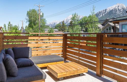 Teepee Town Casa | Aurora Lights - Luxe Townhouse Private Hot Tub