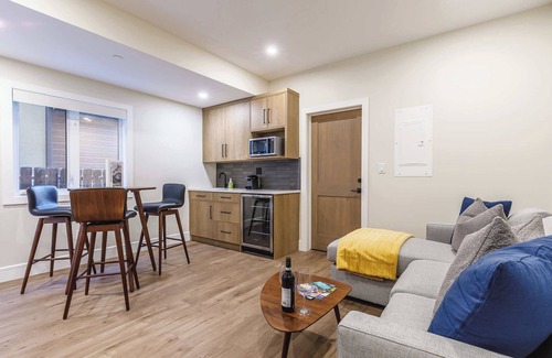 Teepee Town Casa | Aurora Lite - Brand new suite w/private entrance