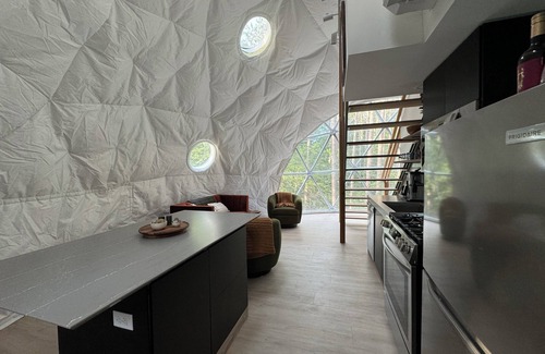 Benzonia Cabina | Aurora Luxury Dome + Hot Tub + Sauna + N MI + Kitchen + Bathroom + King + Queen!