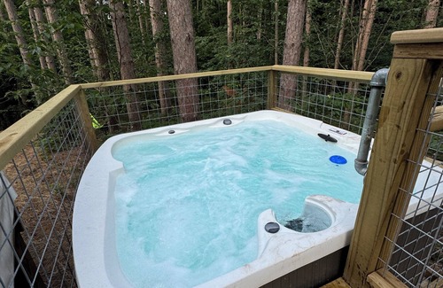 Benzonia Cabina | Aurora Luxury Dome + Hot Tub + Sauna + N MI + Kitchen + Bathroom + King + Queen!