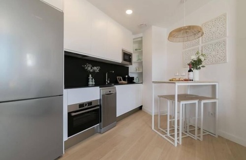 Carabanchel Apartamento | Aurora Stays by Charming XVI, Ático con terraza y parking