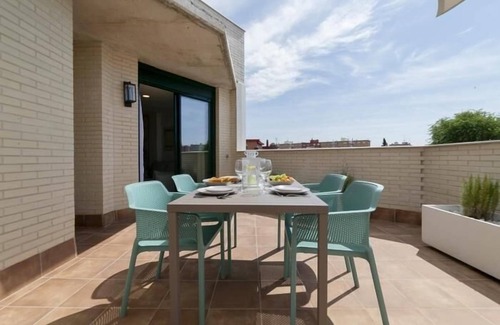Carabanchel Apartamento | Aurora Stays by Charming XVI, Ático con terraza y parking
