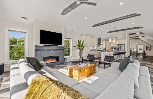 Whalehead Beach Casa | Auroro 6 BR Elevator Theater Rec Room Pool & Hot