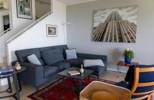 Montioni Apartamento | Ausblick Lazise Gardasee - Ferienhaus mit Seeblick, Infinity Pool, Garten und Garage
