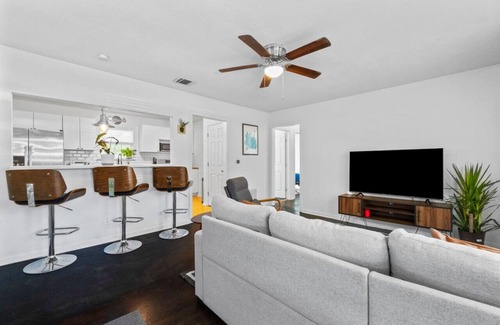 Austin Casa | Austin Charmer Mins from UT