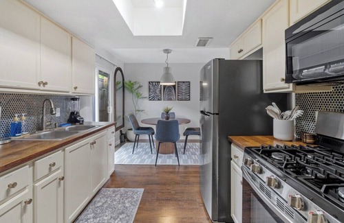 St. John - Coronado Hills Condominio | Austin King Suite Mins to St.Davids Hospital. Smart TV's, Fire Places, 3 bedroom