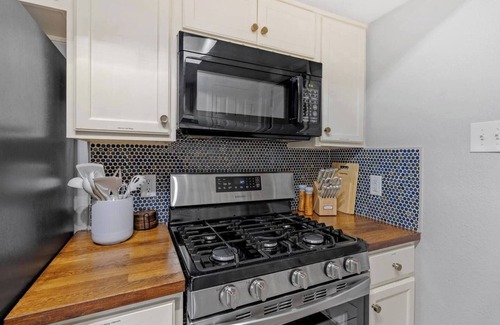 St. John - Coronado Hills Condominio | Austin King Suite Mins to St.Davids Hospital. Smart TV's, Fire Places, 3 bedroom
