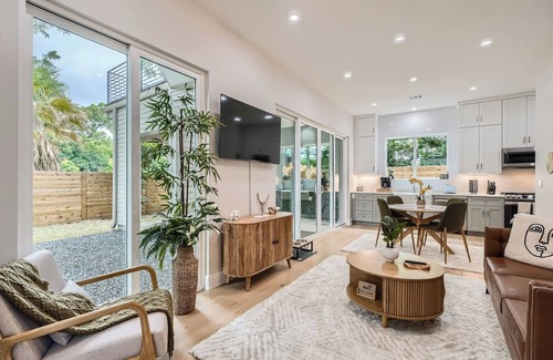Govalle Casa | Austin Retreat on a Creek. Walkable. Free Parking