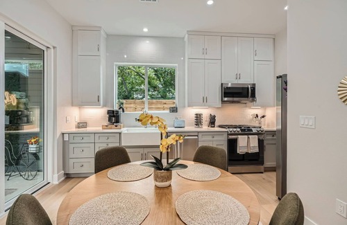 Govalle Casa | Austin Retreat on a Creek. Walkable. Free Parking