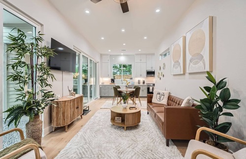 Govalle Casa | Austin Retreat on a Creek. Walkable. Free Parking