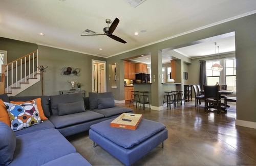 Holly Casa | AustinPoolHouse Downtown - Industrial Chic + Pool, Game Room. Walk to food & BBQ