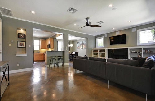 Holly Casa | AustinPoolHouse Downtown - Industrial Chic + Pool, Game Room. Walk to food & BBQ