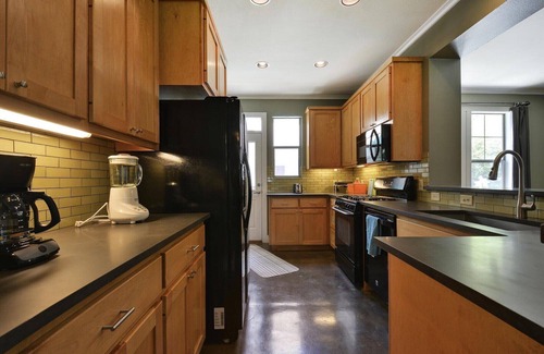 Holly Casa | AustinPoolHouse Downtown - Industrial Chic + Pool, Game Room. Walk to food & BBQ