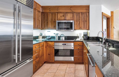 Vail Condominio | Austria Haus 3 BR, 242 E Meadow Dr, Vail Village(Fec) - Hot Tub, Heated Outdoor Pool, Walk to Lifts!