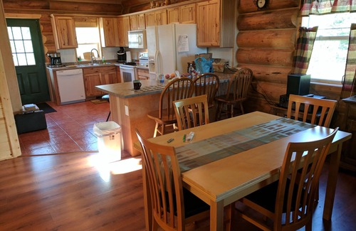 North Carlton Cabina | Auténtica cabaña de troncos de 3 niveles. 3 dormitorios, 3 baños