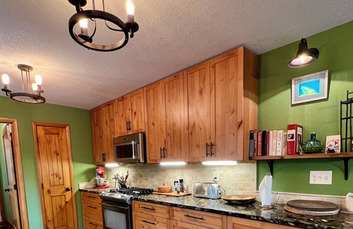 Avery Creek Cabina | Authentic A-Frame-Cabin Getaway 15 Min to Asheville, NC. Pet & Child Friendly.
