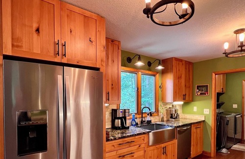Avery Creek Cabina | Authentic A-Frame-Cabin Getaway 15 Min to Asheville, NC. Pet & Child Friendly.
