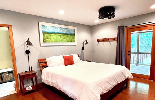 Avery Creek Cabina | Authentic A-Frame-Cabin Getaway 15 Min to Asheville, NC. Pet & Child Friendly.