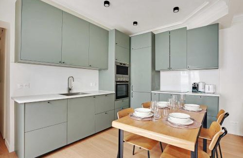 18th Arrondissement Apartamento | Authentic apartment - 3BR-8P - Clignancourt