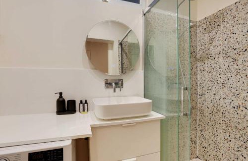 18th Arrondissement Apartamento | Authentic apartment - 3BR-8P - Clignancourt