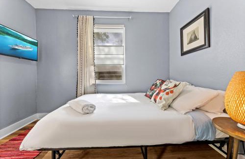 Holly Casa | Authentic ATX Beauty DT Pool Gem- Walk 2 Lake & Eateries