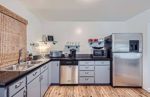 Austin Casa | Authentic Austin Pad with Roof-top Deck Bar