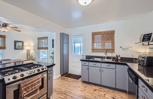Austin Casa | Authentic Austin Pad with Roof-top Deck Bar