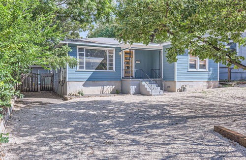 Austin Casa | Authentic Austin Pad with Roof-top Deck Bar