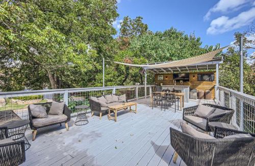 Austin Casa | Authentic Austin Pad with Roof-top Deck Bar