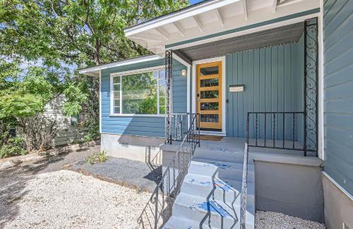 Austin Casa | Authentic Austin Pad with Roof-top Deck Bar