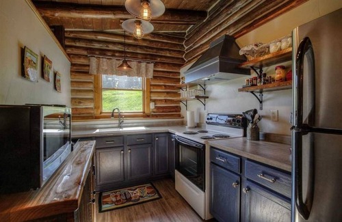 Benchmark Cabina | Authentic Black Hills Creekside Cabin
