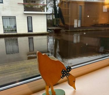 Stadionbuurt Apartamento | Authentic Dutch boathouse
