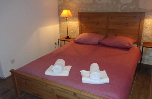 Nabinaud Cabaña | Authentic french cottage sleeps 4 in 2 bedrooms 5 min from Aubeterre