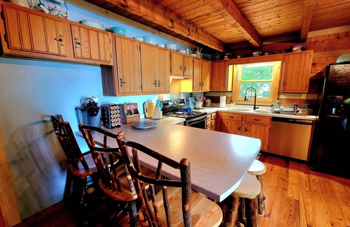 Jefferson City Cabina | AUTHENTIC LAKEFRONT LOG CABIN-SLEEPS 10. PRIVATE DOCK. FIREPIT.