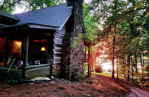 Jefferson City Cabina | AUTHENTIC LAKEFRONT LOG CABIN-SLEEPS 10. PRIVATE DOCK. FIREPIT.