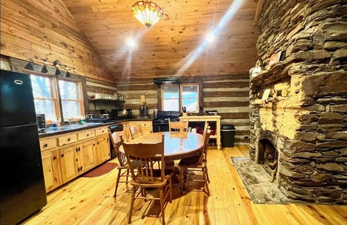 McGrady Cabina | Authentic Log Cabin on Dancy Mountain near McGrady, North Carolina