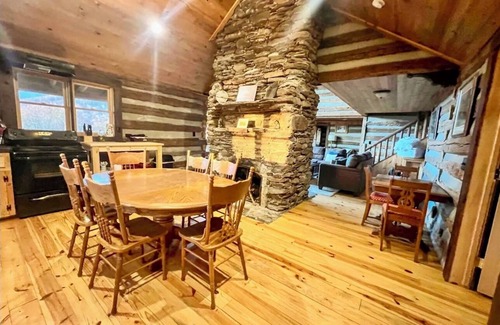 McGrady Cabina | Authentic Log Cabin on Dancy Mountain near McGrady, North Carolina