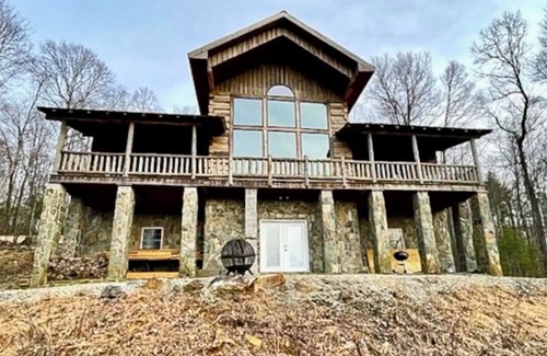 McGrady Cabina | Authentic Log Cabin on Dancy Mountain near McGrady, North Carolina